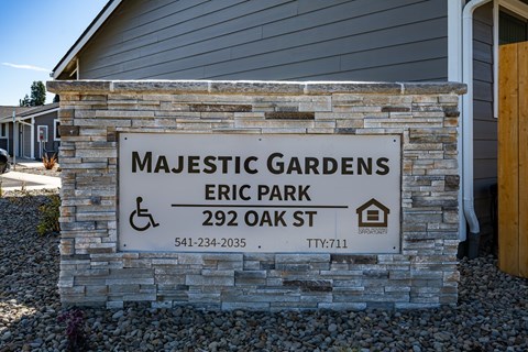 A sign for Majestic Gardens Eric Park with a wheelchair symbol indicating it is handicap accessible.