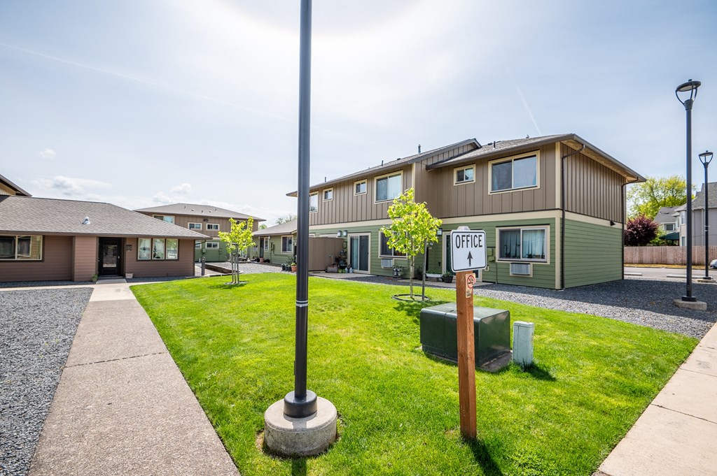 a street sign in front of a row of houses
