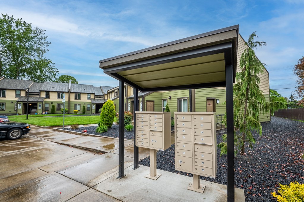the estates at tanglewood mailboxes in front of a building