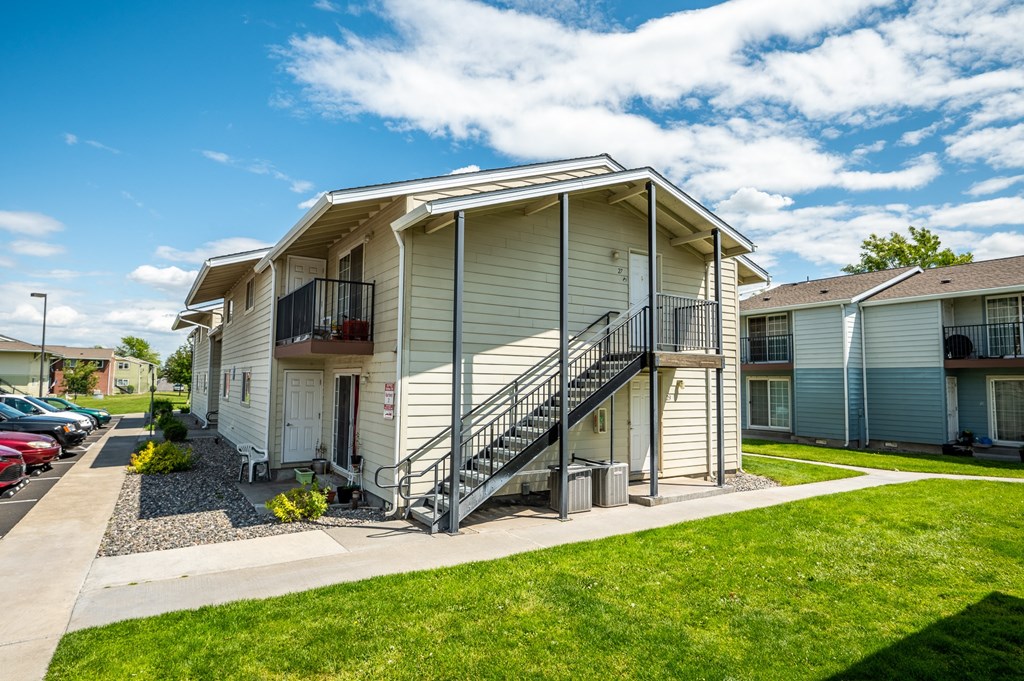 the preserve at ballantyne commons apartments exterior with stairs and grass