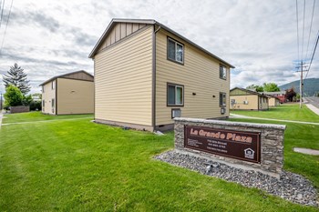 703 12th Street 2-3 Beds Apartment, Affordable for Rent - Photo Gallery 6