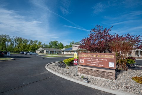 the welcome sign at summit laurel apartments