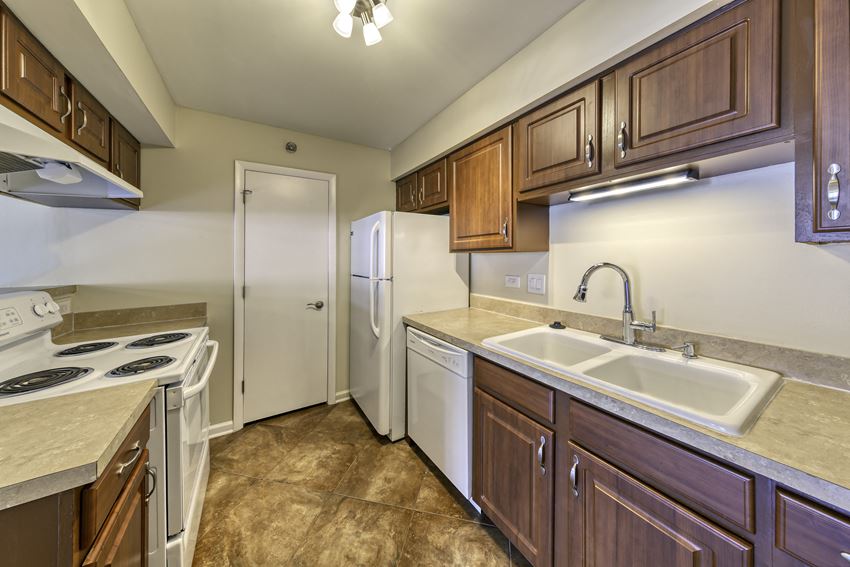 Ashton Arlington Heights Apartments, 2400 S Goebbert Rd, Arlington