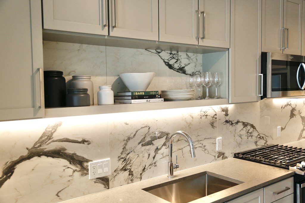 Tile backsplash with undermount sink