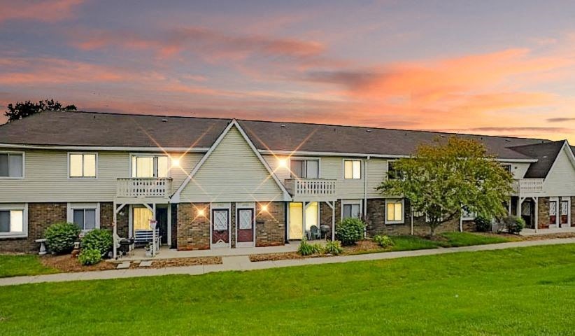 Exterior of Fox Club apartments in Indianapolis, IN. 