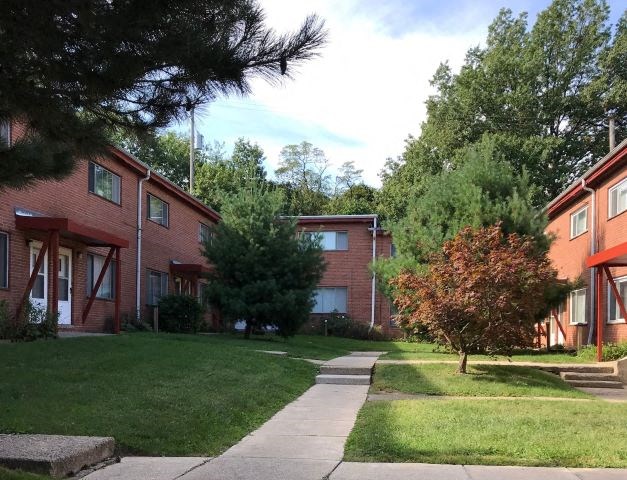 a sidewalk in front of some houses