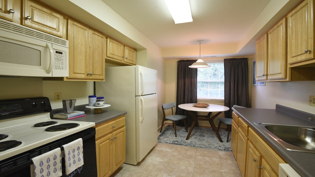 Kitchen Kitchen with eat-in dining table and window