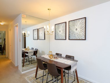 Spacious and bright dining room - Photo Gallery 5