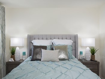 Large master bedroom with huge closet - Photo Gallery 3