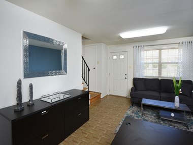 736 W. Kingsway Road 3 Beds Apartment for Rent - Photo Gallery 4