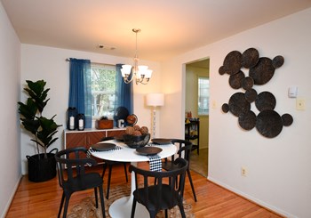 Dining room with hardwood flooring - Photo Gallery 2