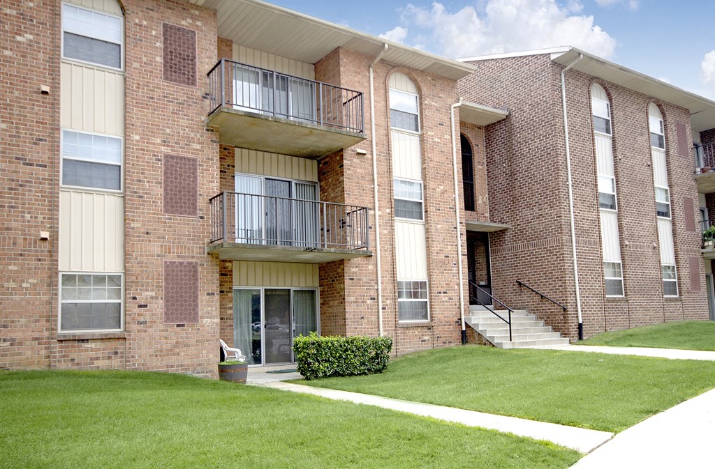 Exterior View at Painters Mill Apartments, Randallstown
