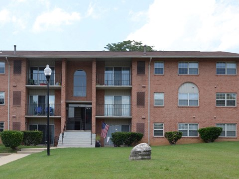 Building Exterior at Seminary Roundtop Apartments, Lutherville, 21093