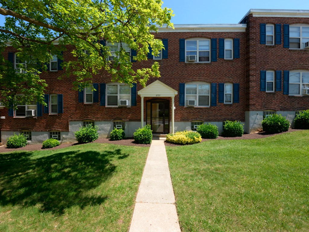 Classy Entrance at Loch Bend Apartments, Baltimore, MD