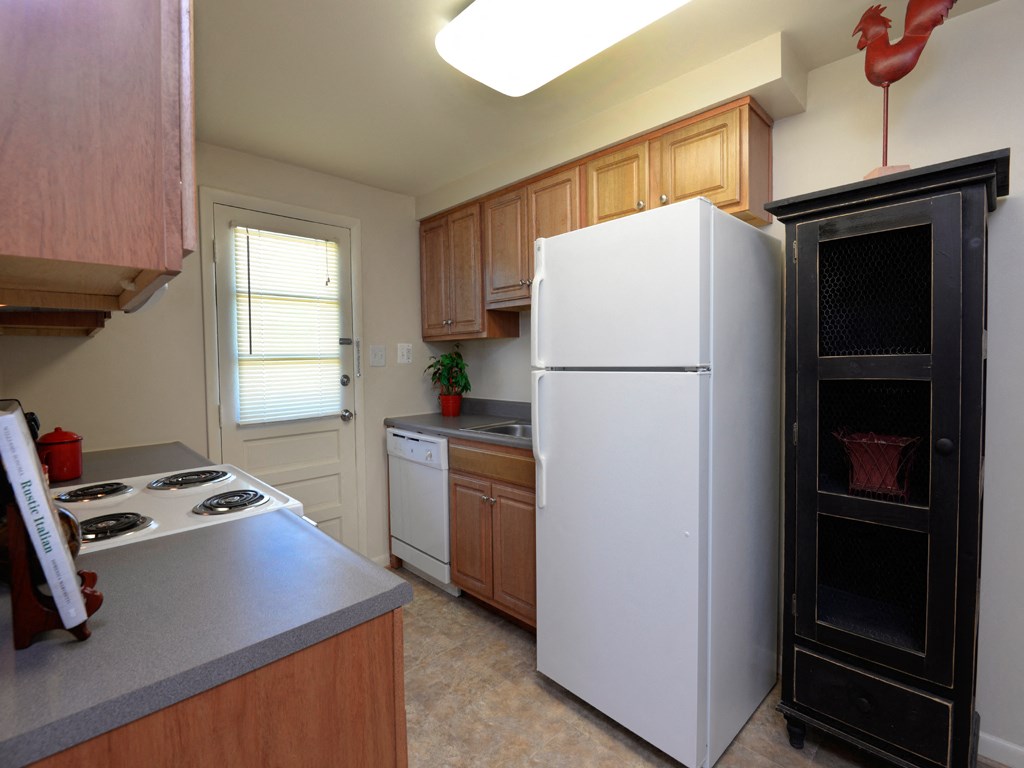 Kitchen with access to back yard and patio at Walnut Grove Townhomes* Apartments, Maryland , 21221