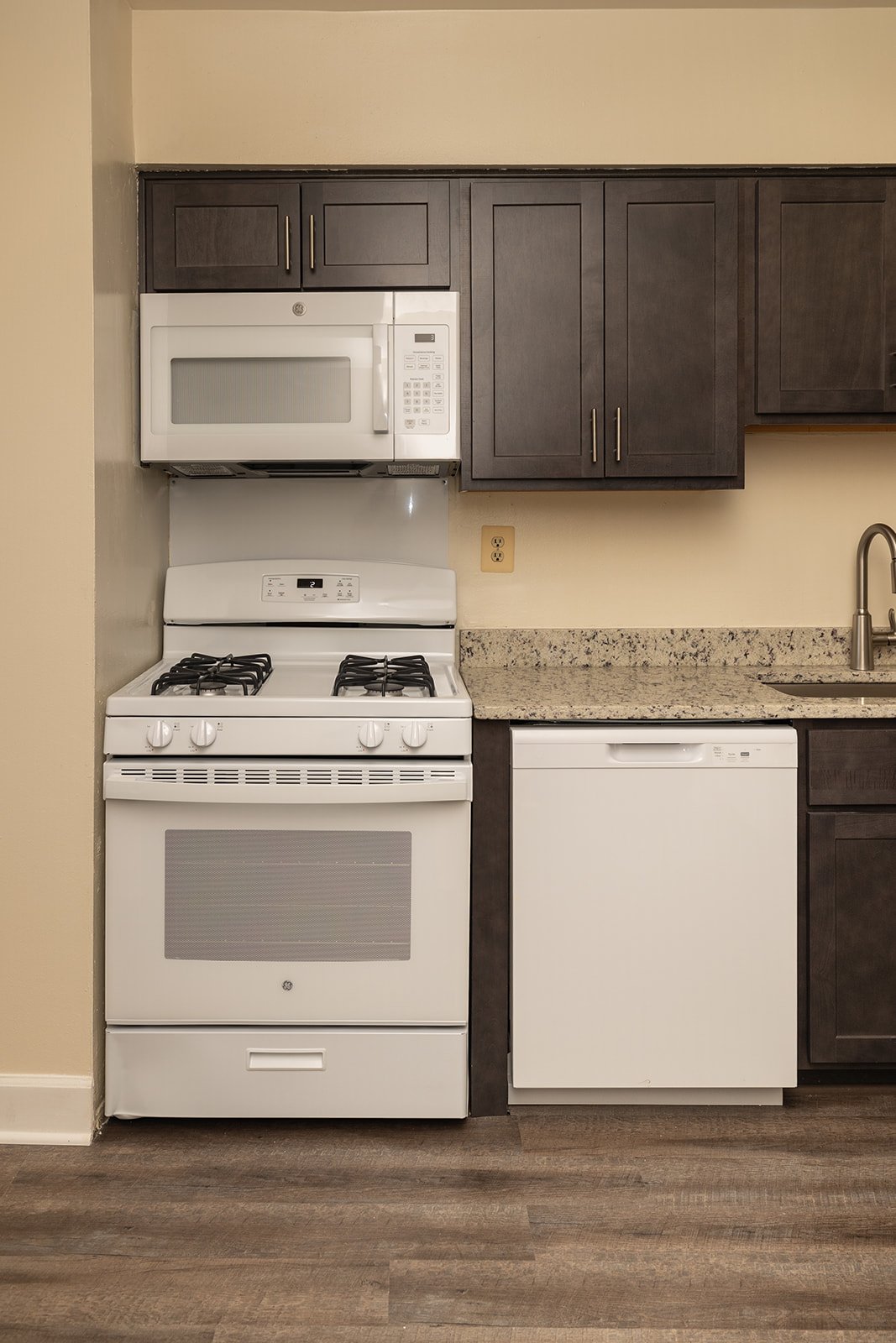 A kitchen with a white oven and a white dishwasher.