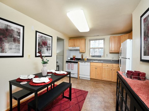 Large eat in kitchen at Hyde Park Apartments*, Essex, 21221