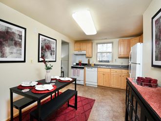 Hyde Park Apartments large eat in kitchen - Photo Gallery 3