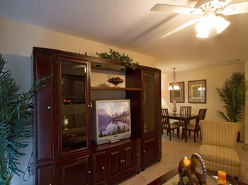 Large living room that leads into the dining room - Photo Gallery 3
