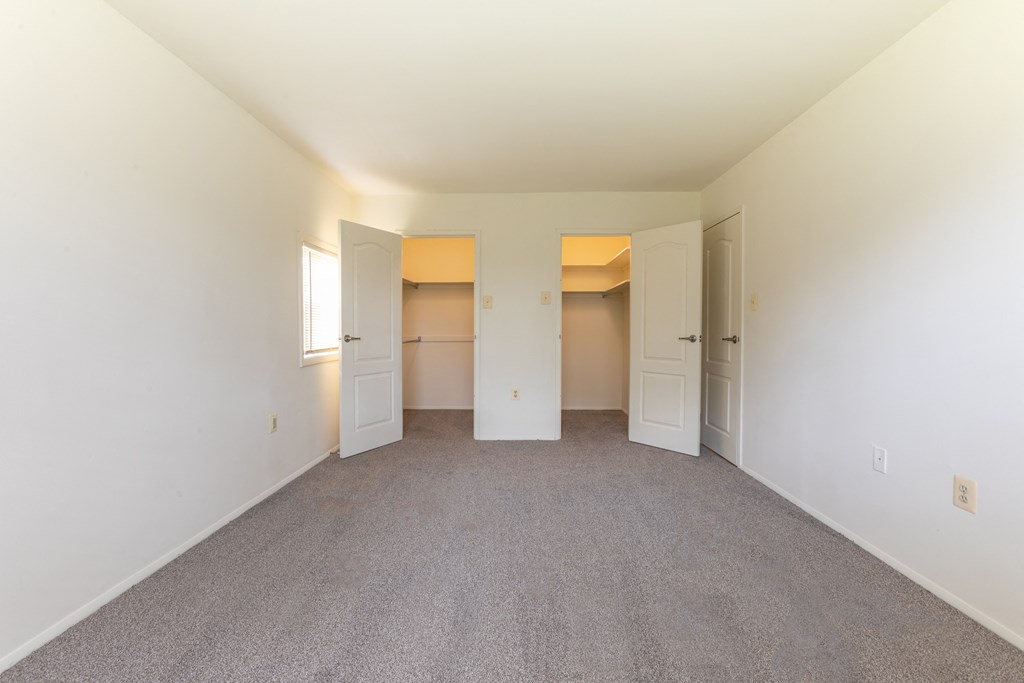 Large Bedroom at Seminary Roundtop Apartments, Lutherville, Maryland, 21093