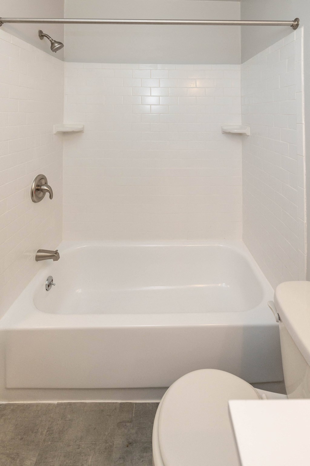 Large Soaking Tub In Bathroom at Cub Hill Apartments, Maryland, 21234