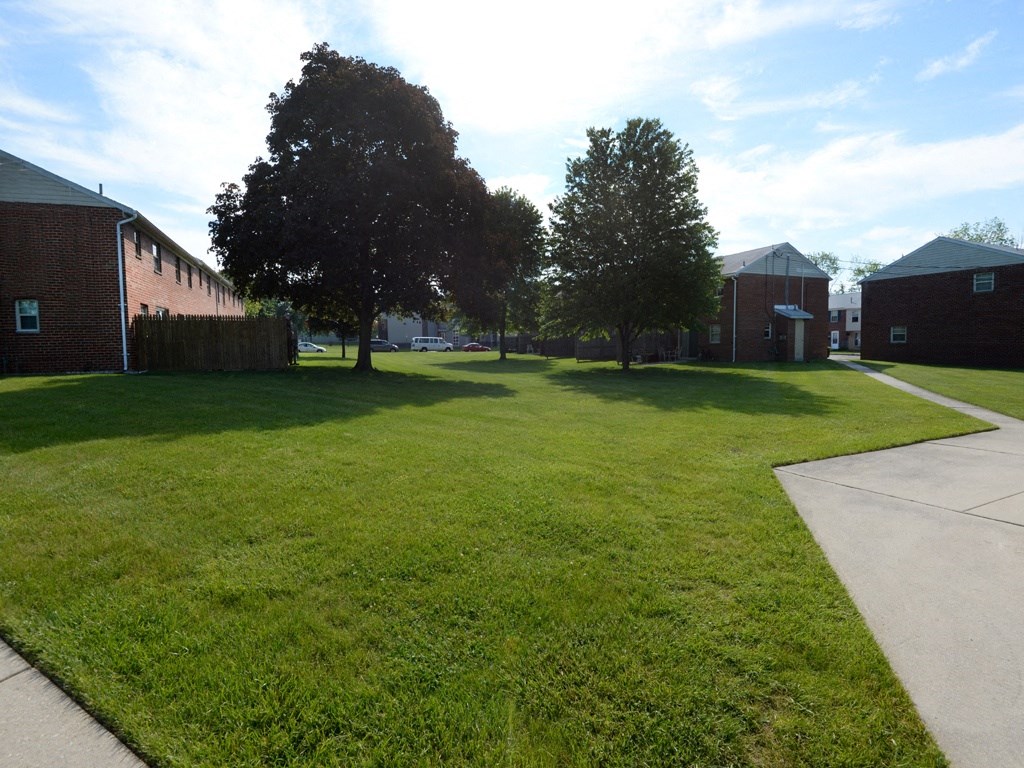 Scenic and mature landscape at Yorktowne Townhomes Apartments, Hanover