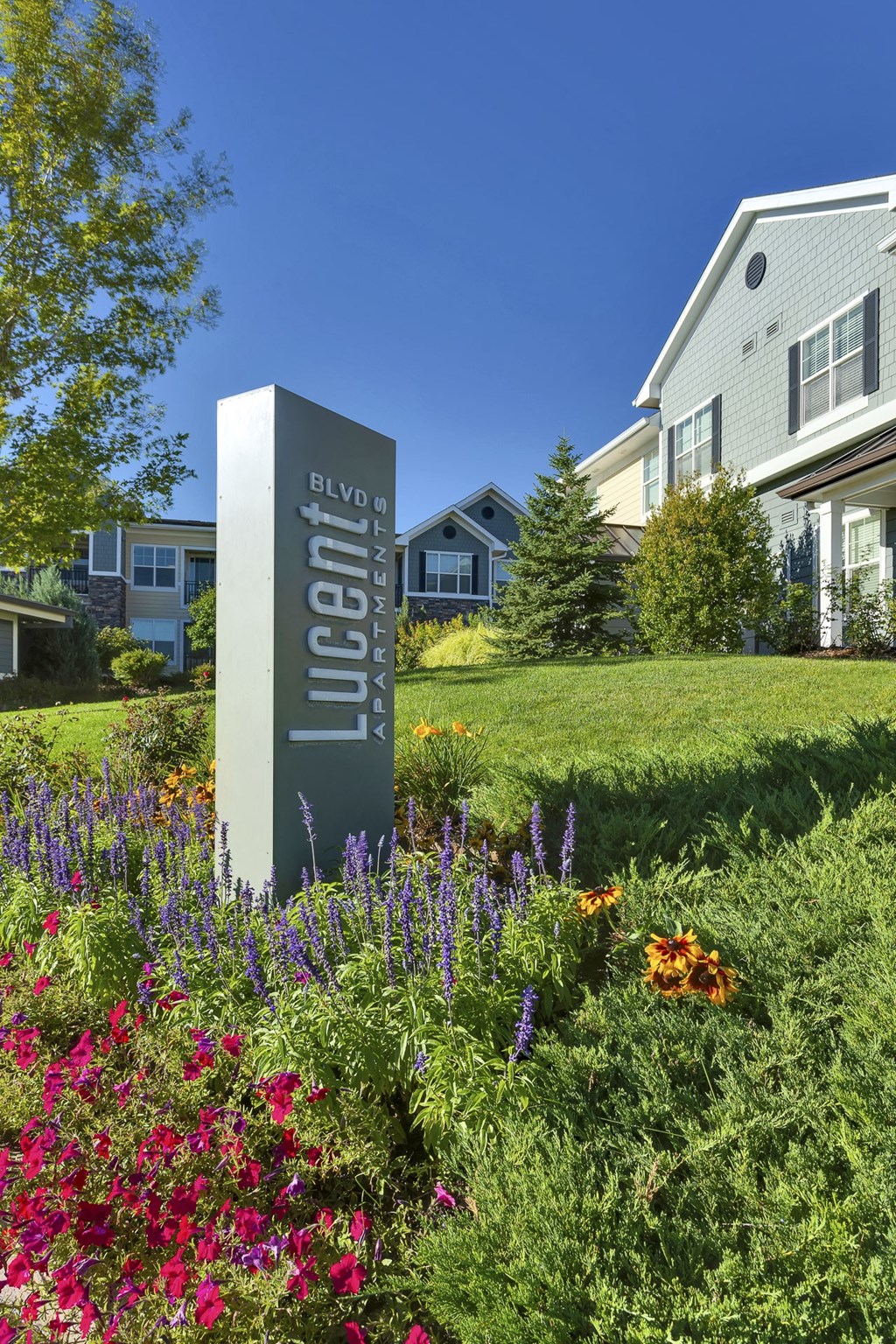Pillar monument sign at Lucent Blvd Apartments in Highlands Ranch