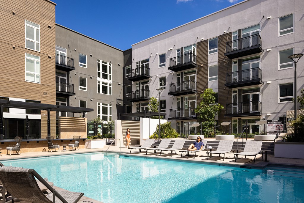 Poolside seating at Sixth & Jackson apartments in San Jose.