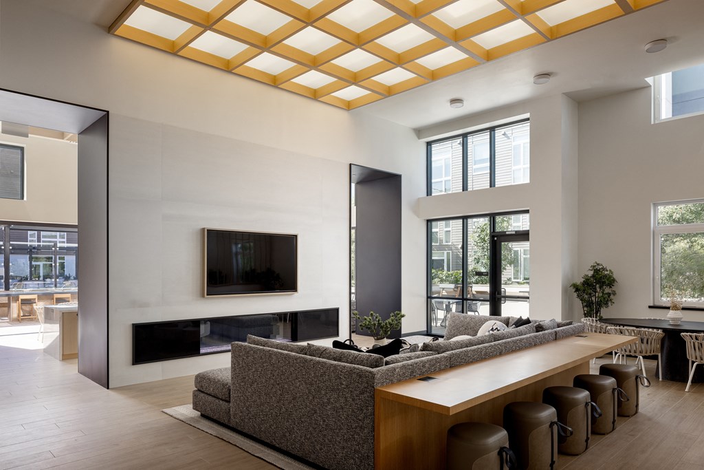 Resident longue with a TV at Sixth & Jackson apartments in San Jose.