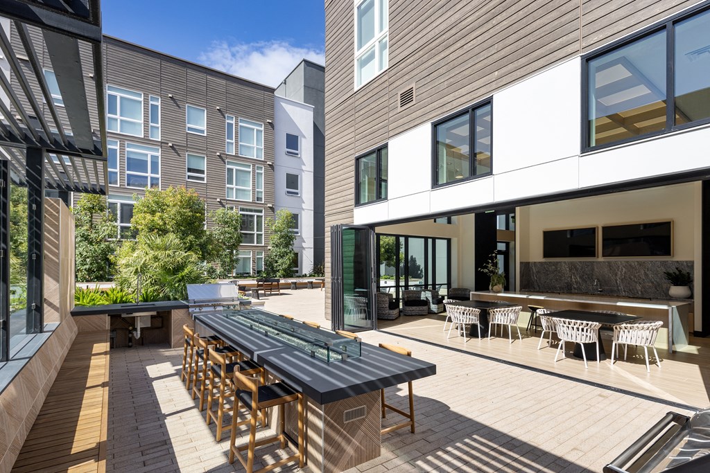 Outdoor community area for grilling at Sixth & Jackson apartments in San Jose.