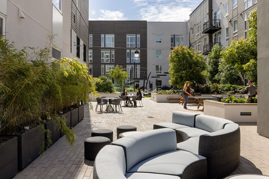 Outdoor community seating at Sixth & Jackson apartments in San Jose.