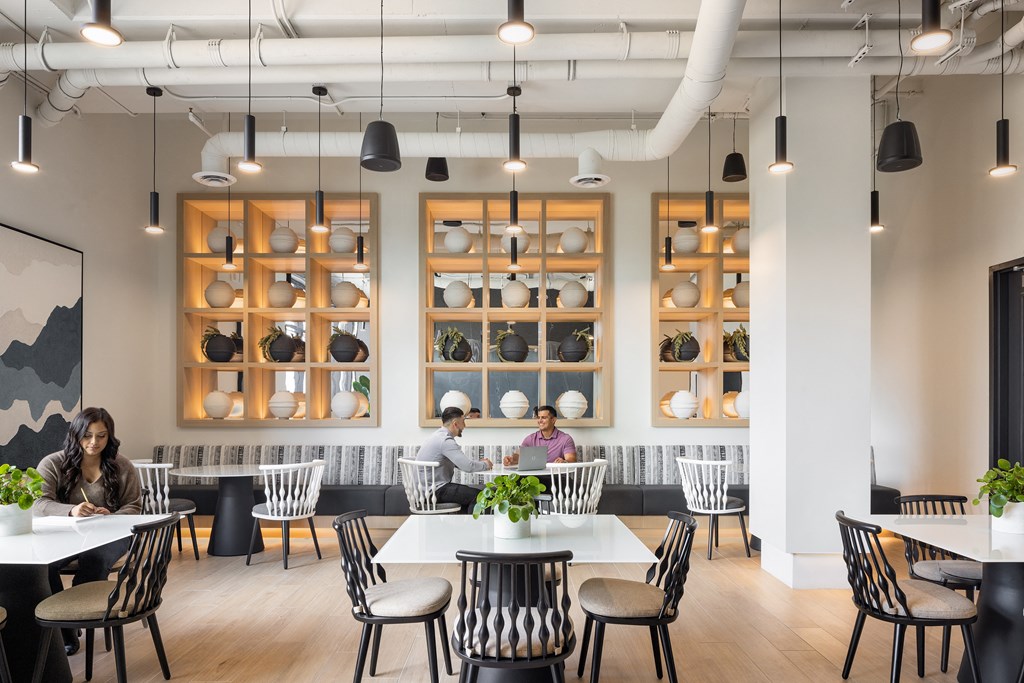 Co-working space with a large table with space at Sixth & Jackson apartments in San Jose.