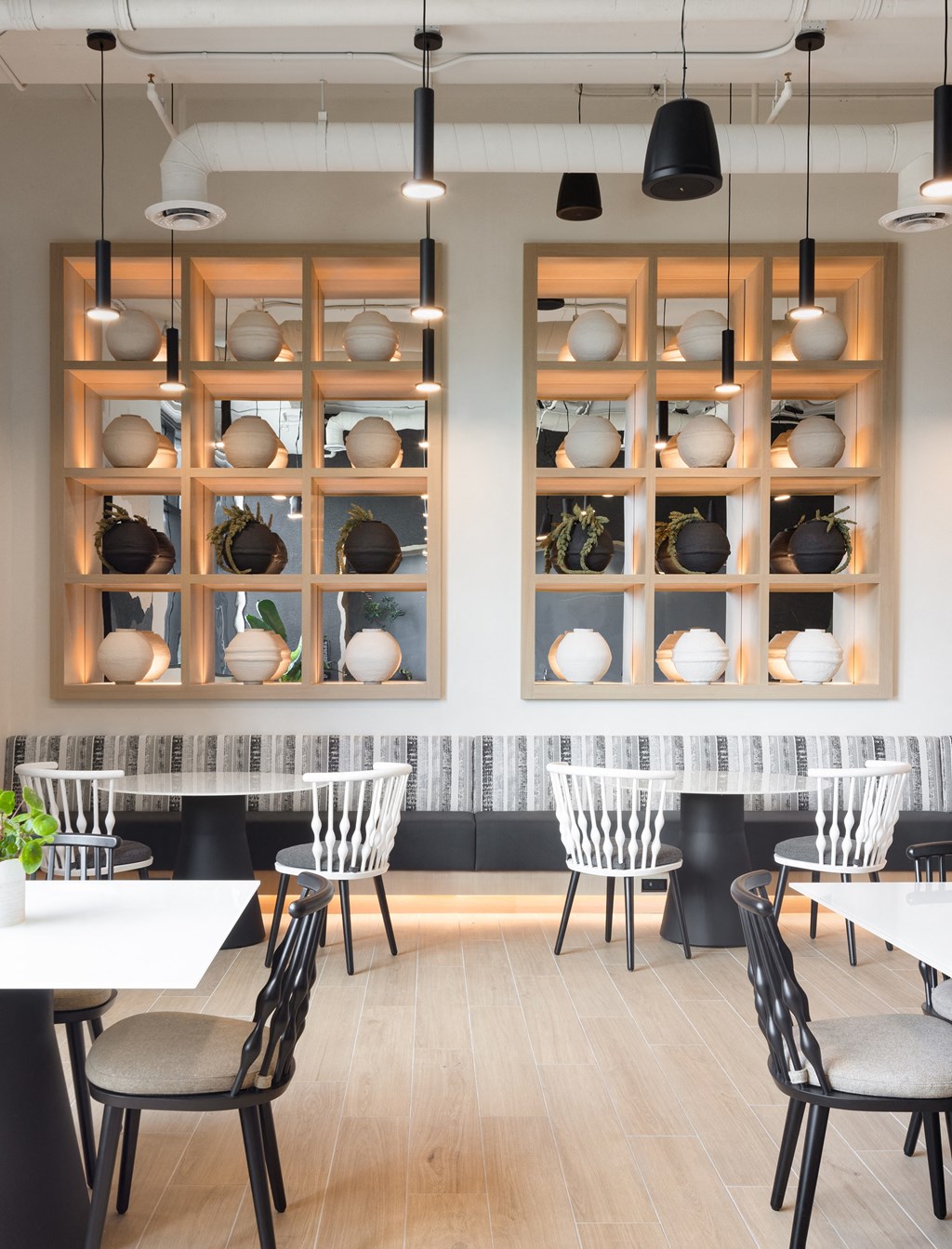 Co-working space with multiple seating arrangements at Sixth & Jackson apartments in San Jose.