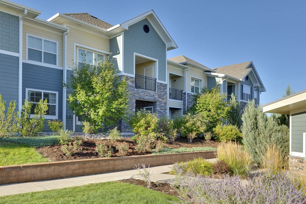 Beautifully landscaped grounds at Lucent Blvd Apartments in Highlands Ranch