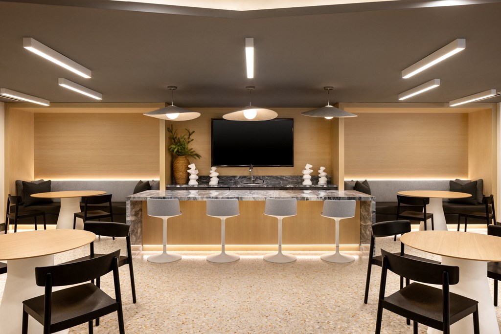 Coworking longue with bar seating at Sixth & Jackson apartments in San Jose.