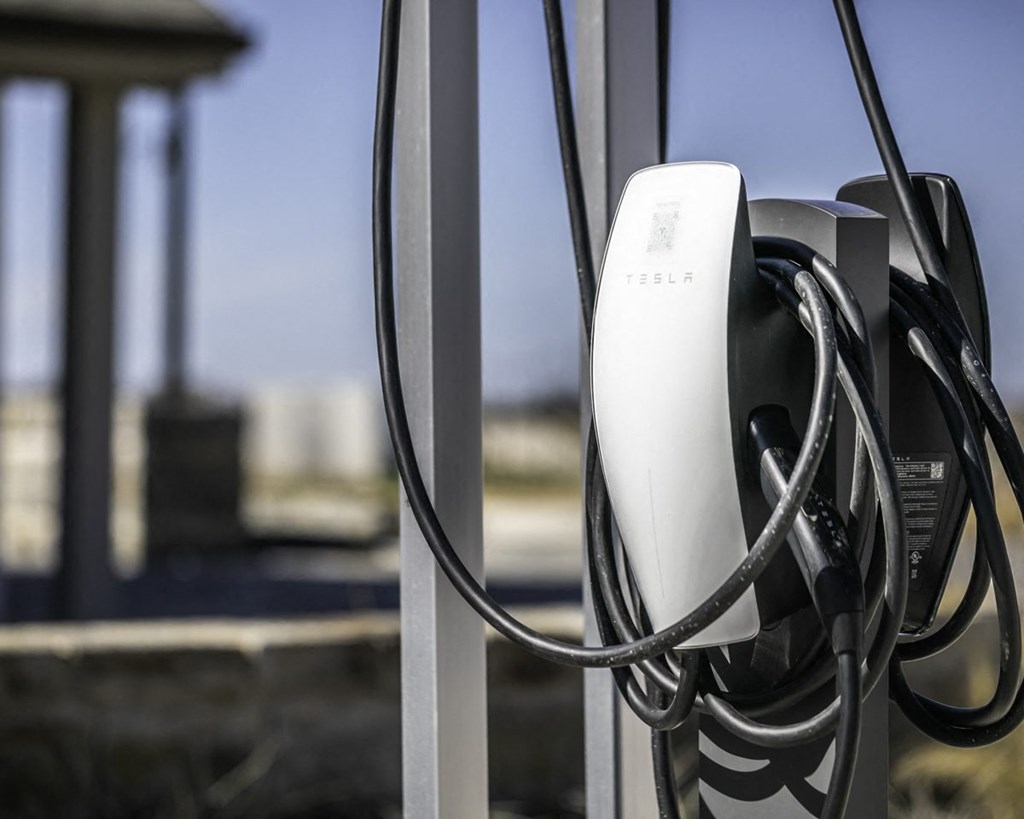 a power chord is plugged into a metal fence