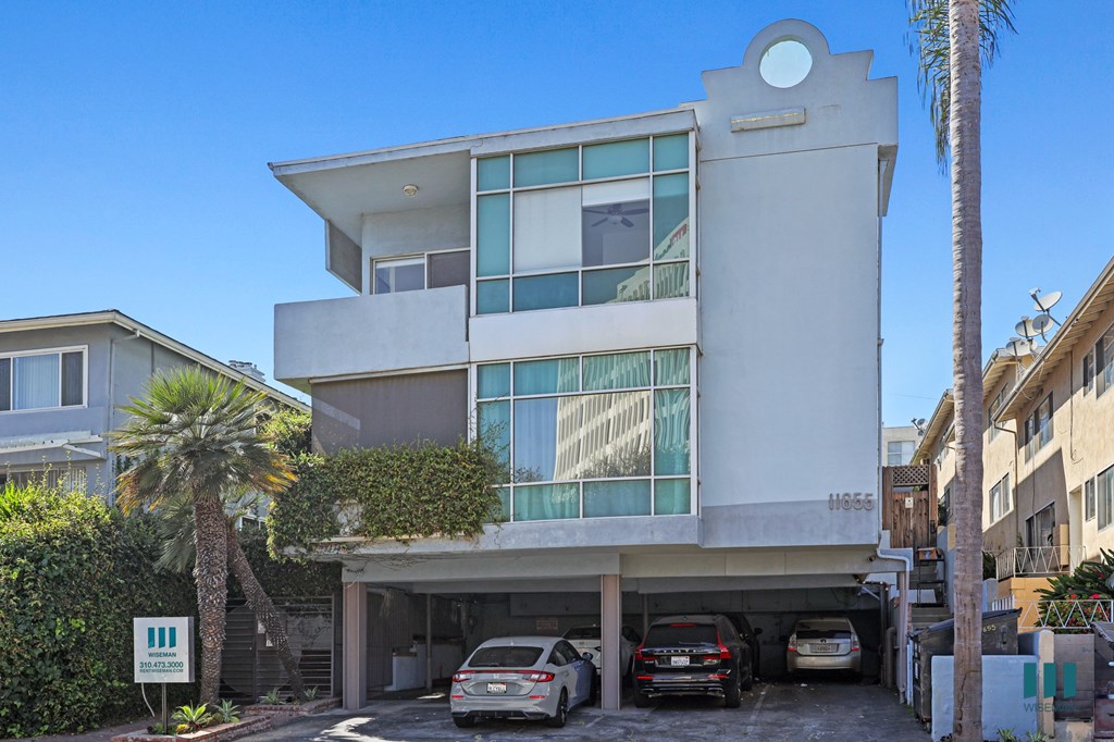 Sidewalk View of Gorham Ten by Wiseman