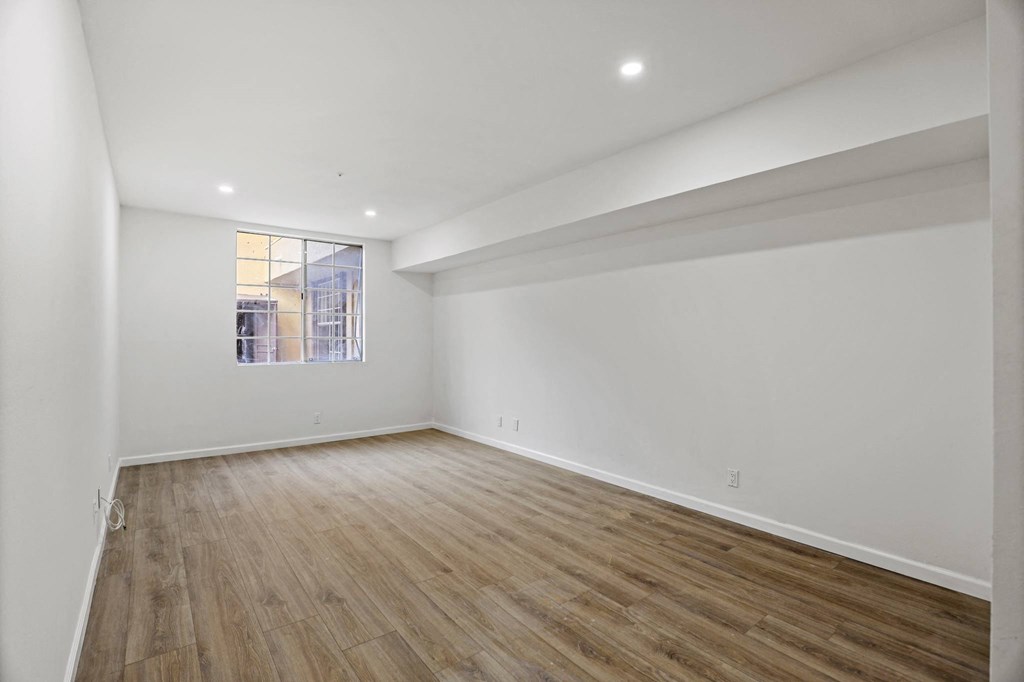 Bedroom with Vinyl Flooring and Windows