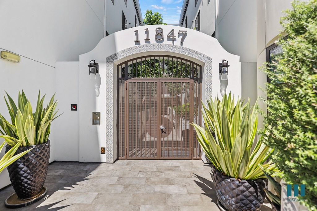 Front Entrance of Kiowa Stone by Wiseman