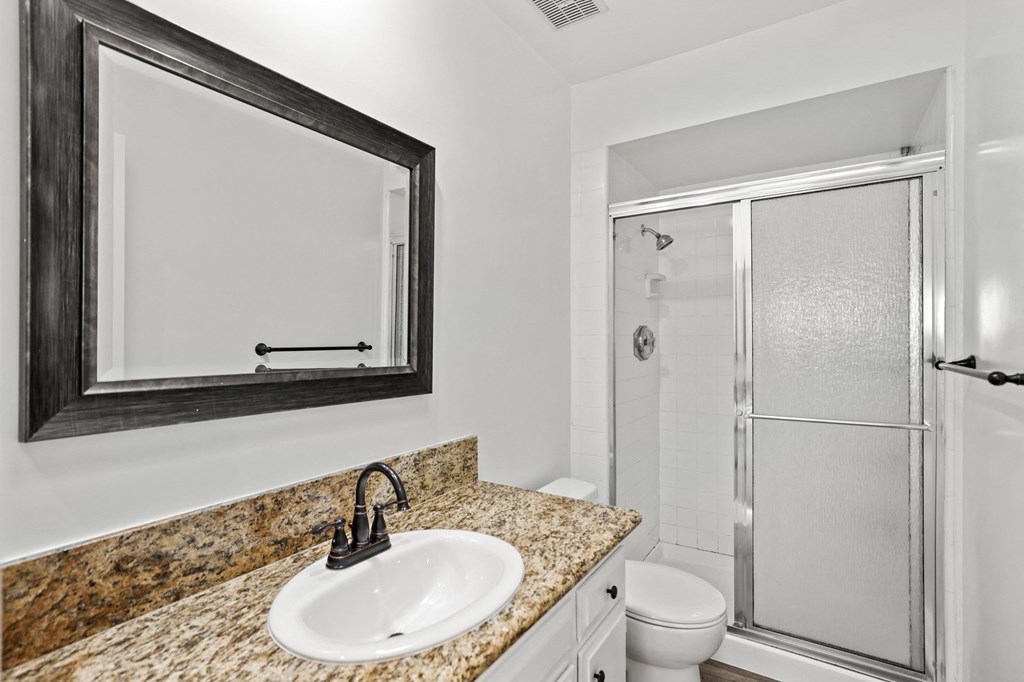 Bathroom with Shower Bath with Glass Door