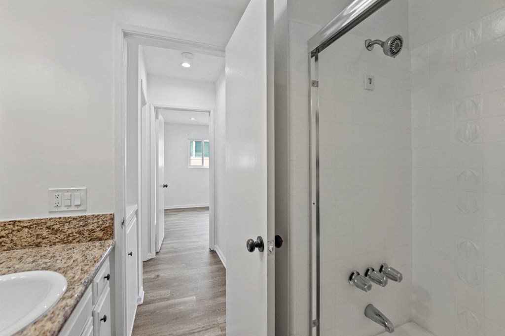 Bathroom with Shower Bath with Glass Door