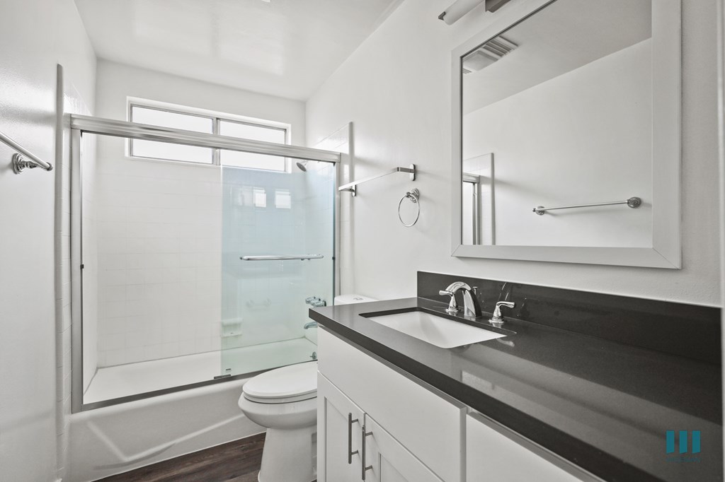 Bathroom with Shower Bath with Glass Door