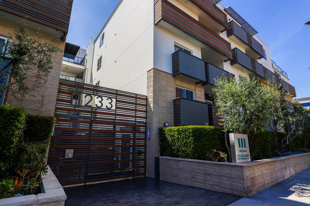 an image of the front of an apartment building