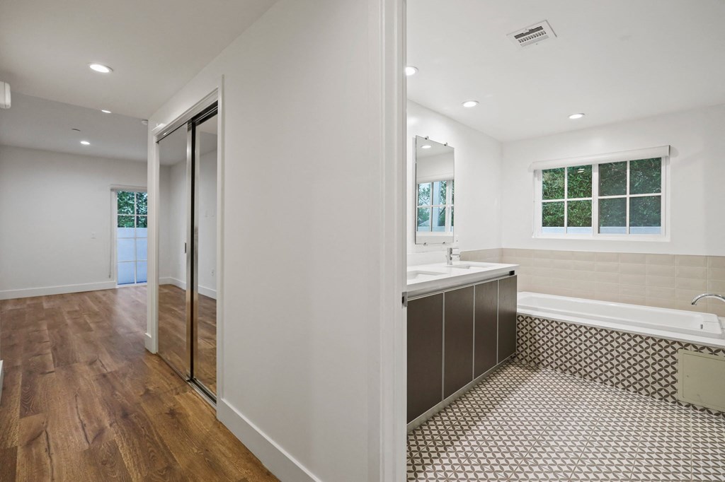 Bedroom with Bathroom with Full-Size Bathtub