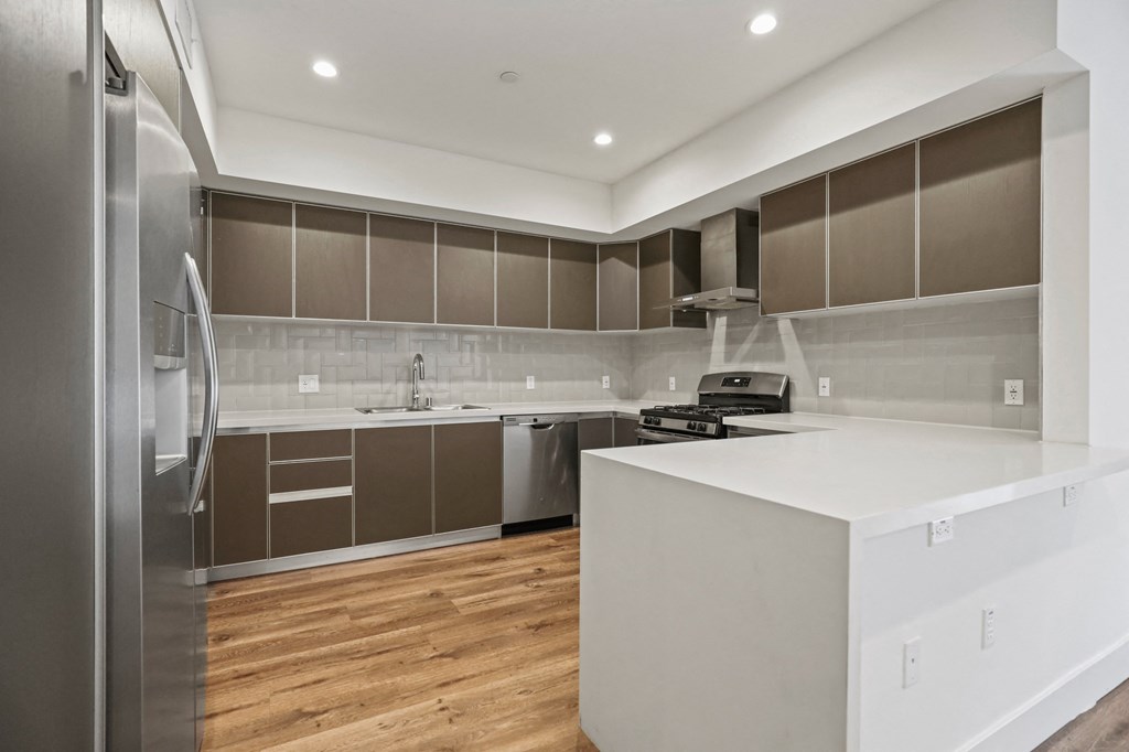 Full-Size Kitchen with Energy-Efficient Appliances and Countertop Bar