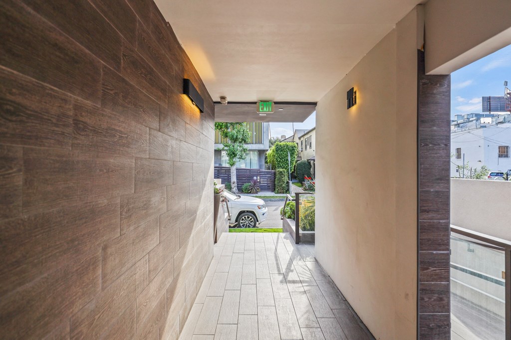 Front Entryway of Kings 126 by Wiseman