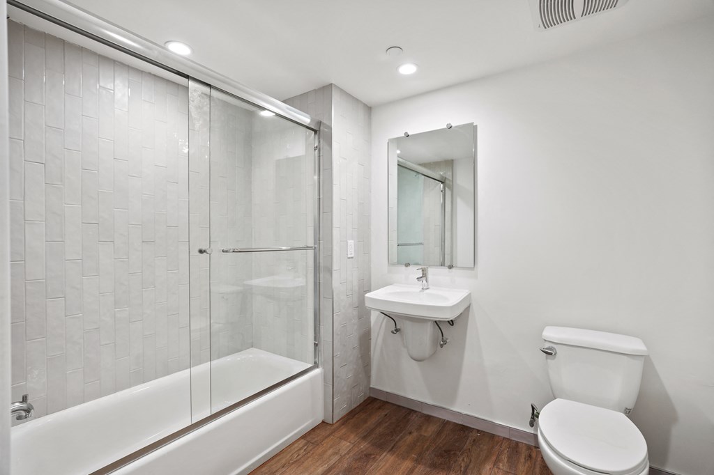 Bathroom with Shower Bath with Glass Door