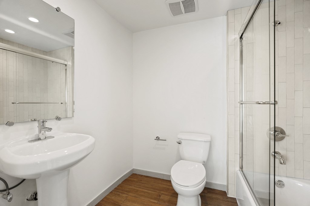 Bathroom with Shower Bath with Glass Door