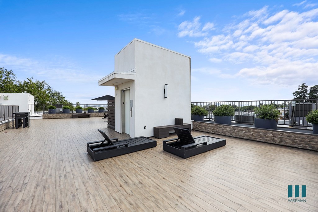 Rooftop Terrace with Entertainment Area