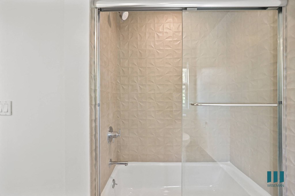 Bathroom with Shower Bath with Glass Door